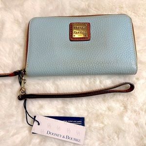🕶👛Dooney & Bourke Zippered Sky Blue Leather Clutch/Wristlet/Wallet